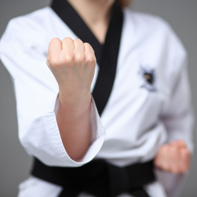 mostrando puño en karate